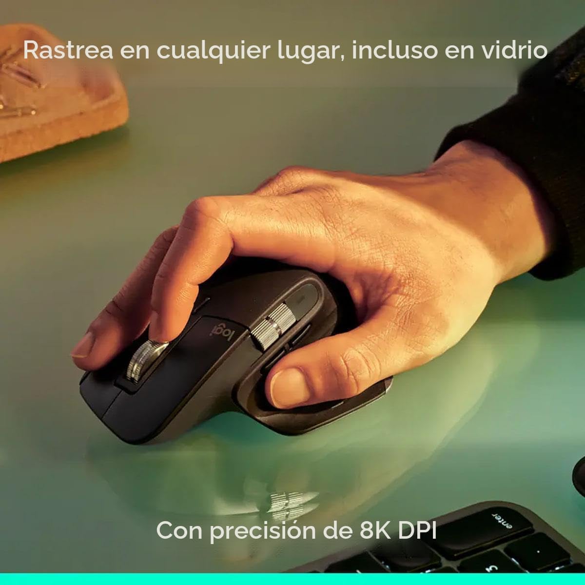 Mano usando el Logitech MX Master 3S sobre una superficie de vidrio, con el sensor rastreando incluso ahí